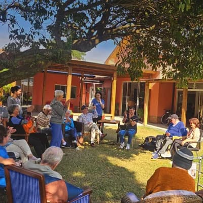 Grupo de idosos em atividade na Villa Senior